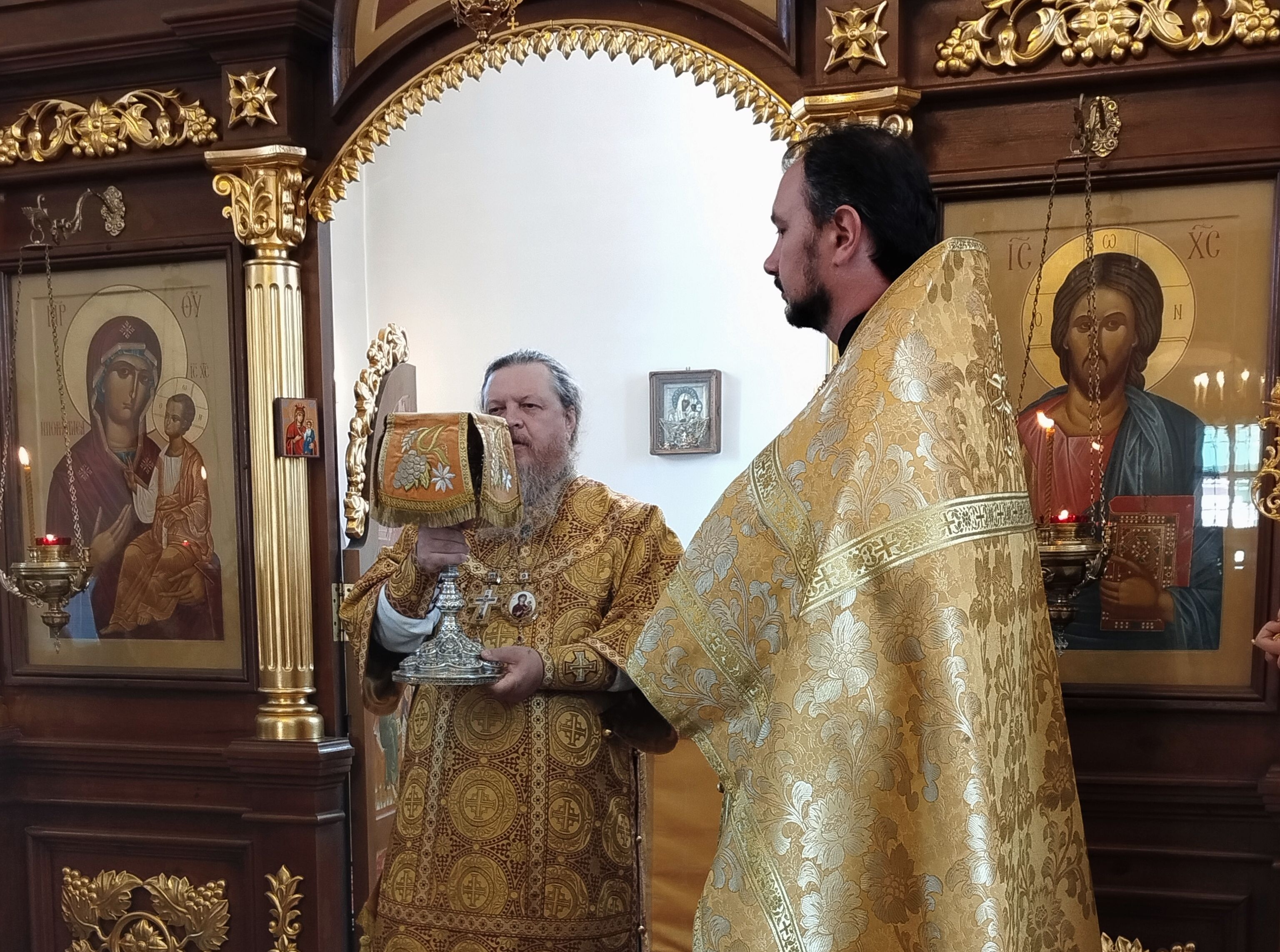 Епископ Алатырский и Порецкий Феодосий в четвертую Неделю по Пятидесятнице совершил Божественную Литургию в кафедральном храме в честь Иверской иконы Божией Матери города Алатырь
