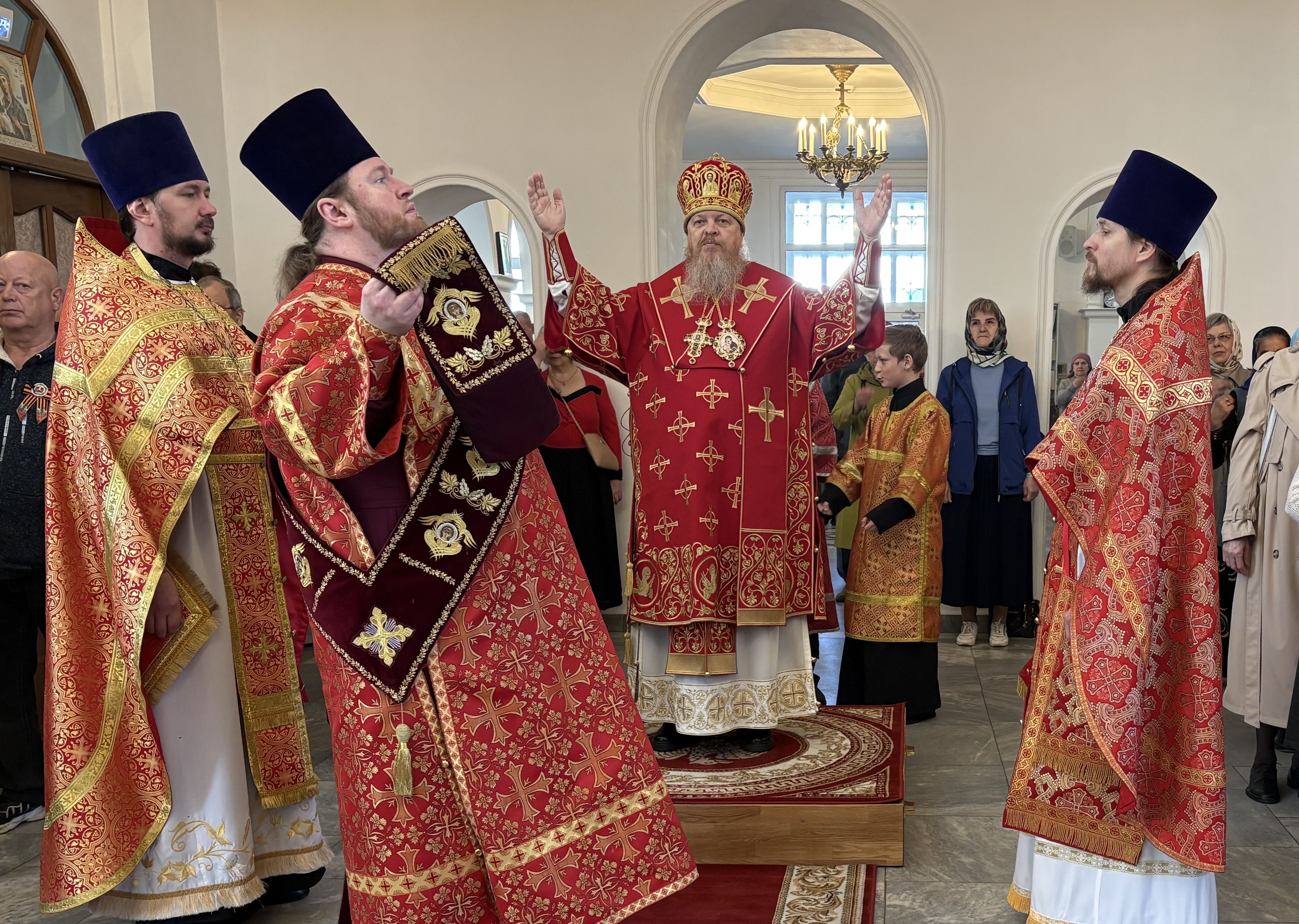 Епископ Алатырский и Батыревский Феодосий в Неделю о самаряныне совершил Божественную Литургию в Иверском кафедральном храме города Алатырь