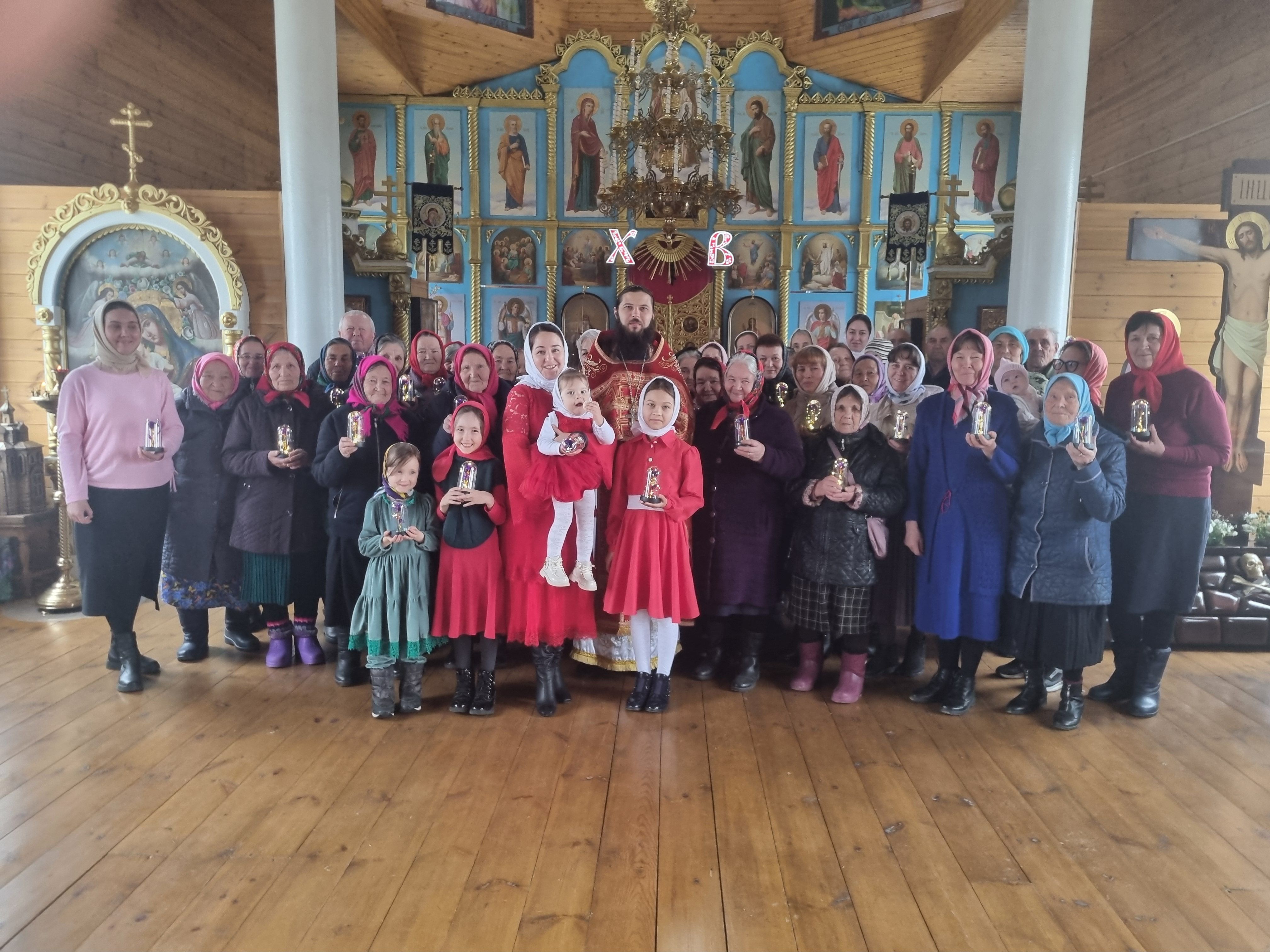 В храме Сретения Господня поздравили женщин с Днём жён-мироносиц