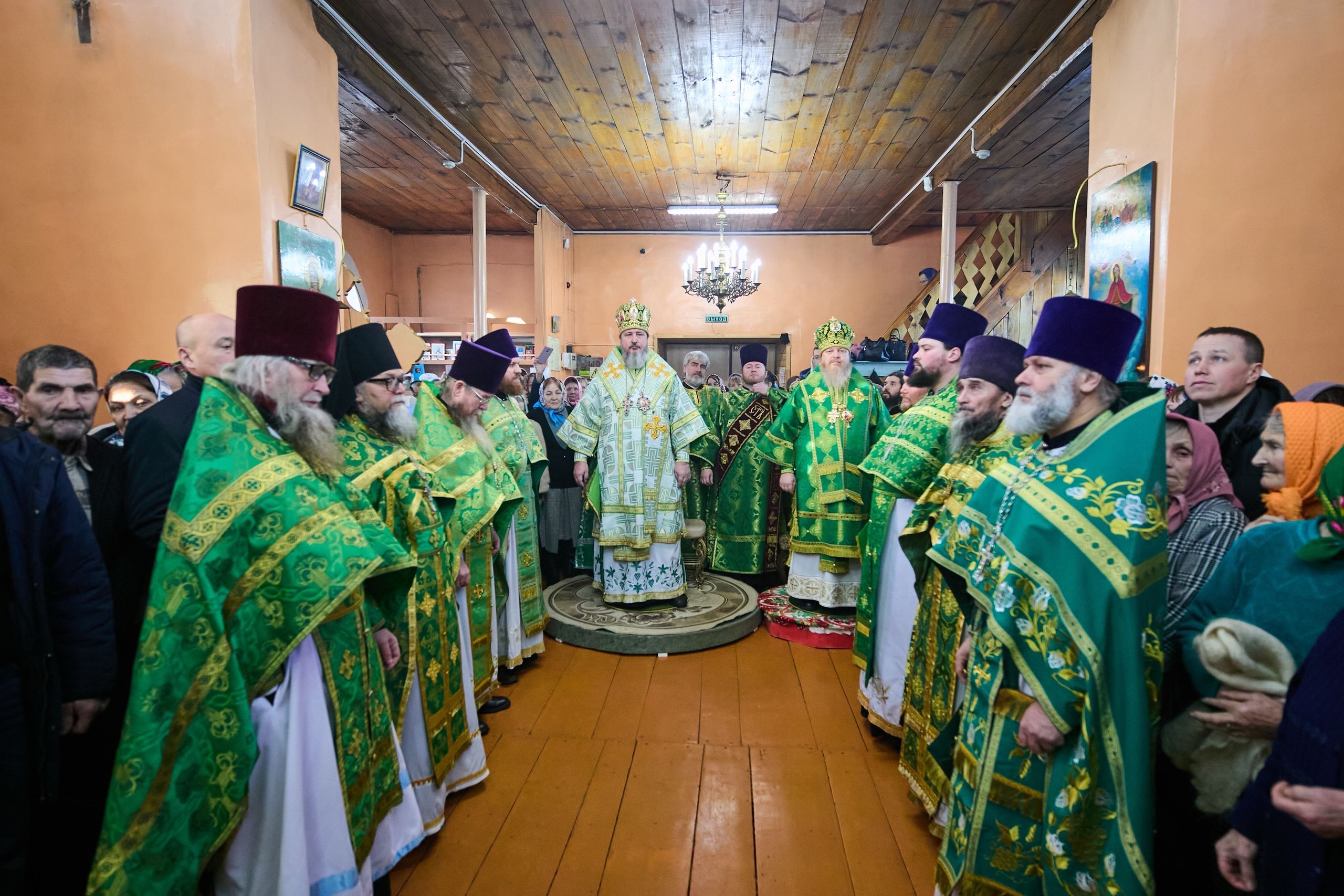 Епископ Алатырский и Порецкий Феодосий сослужил за Божественной литургией митрополиту Чебоксарскому и Чувашскому Савватию в храме честь святого благоверного князя Александра Невского села Батырево