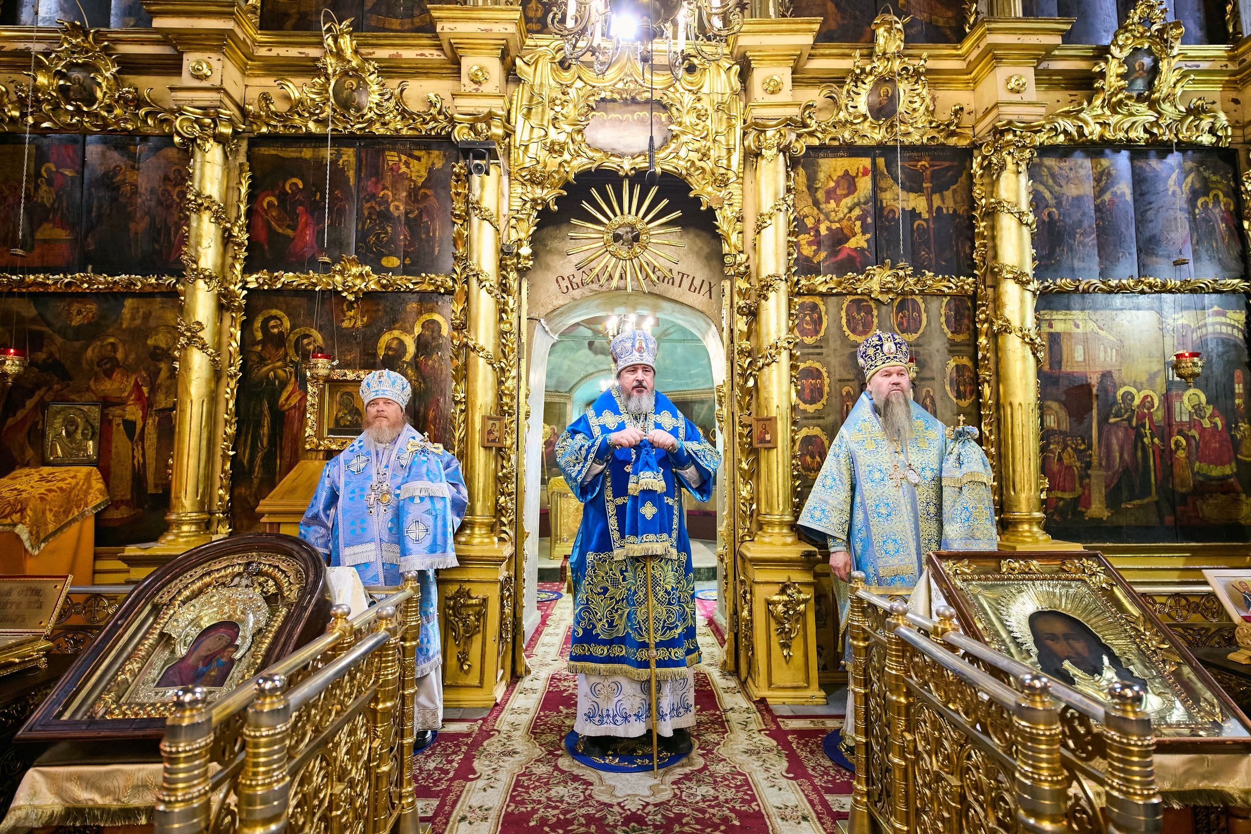 Управляющий Алатырской епархией в праздник Покрова Пресвятой Богородицы сослужил за Божественной литургией митрополиту Чебоксарскому и Чувашскому Савватию в Введенском кафедральном соборе города Чебоксары Управляющий Алатырской епархией в праздник Покрова Пресвятой Богородицы сослужил за Божественной литургией митрополиту Чебоксарскому и Чувашскому Савватию в Введенском кафедральном соборе города Чебоксары