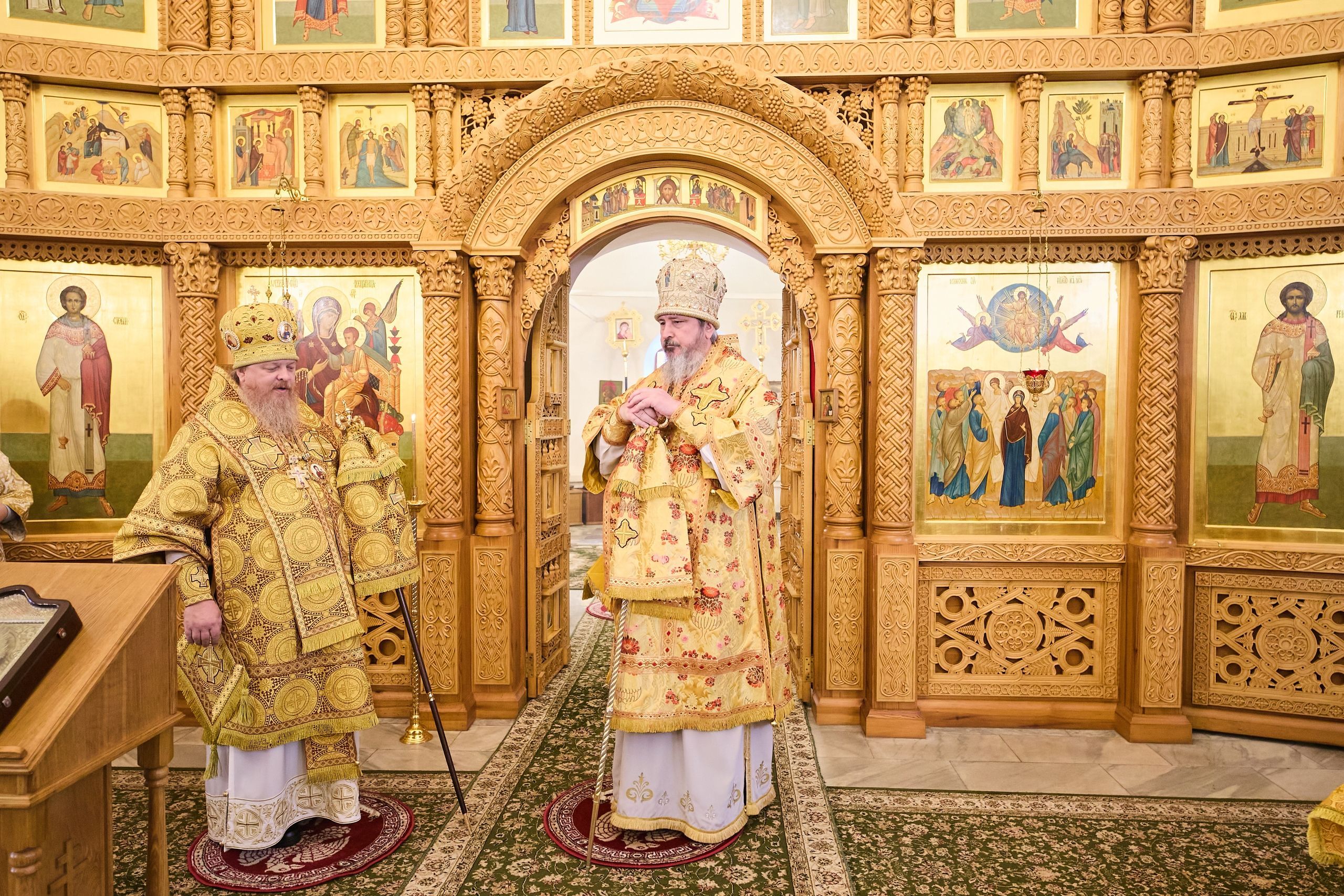 Епископ Алатырский и Порецкий Феодосий за Божественной литургией митрополиту Чебоксарскому и Чувашскому Савватию в Престольный праздник Киево-Николаевского Новодевичьего монастыря города Алатырь 