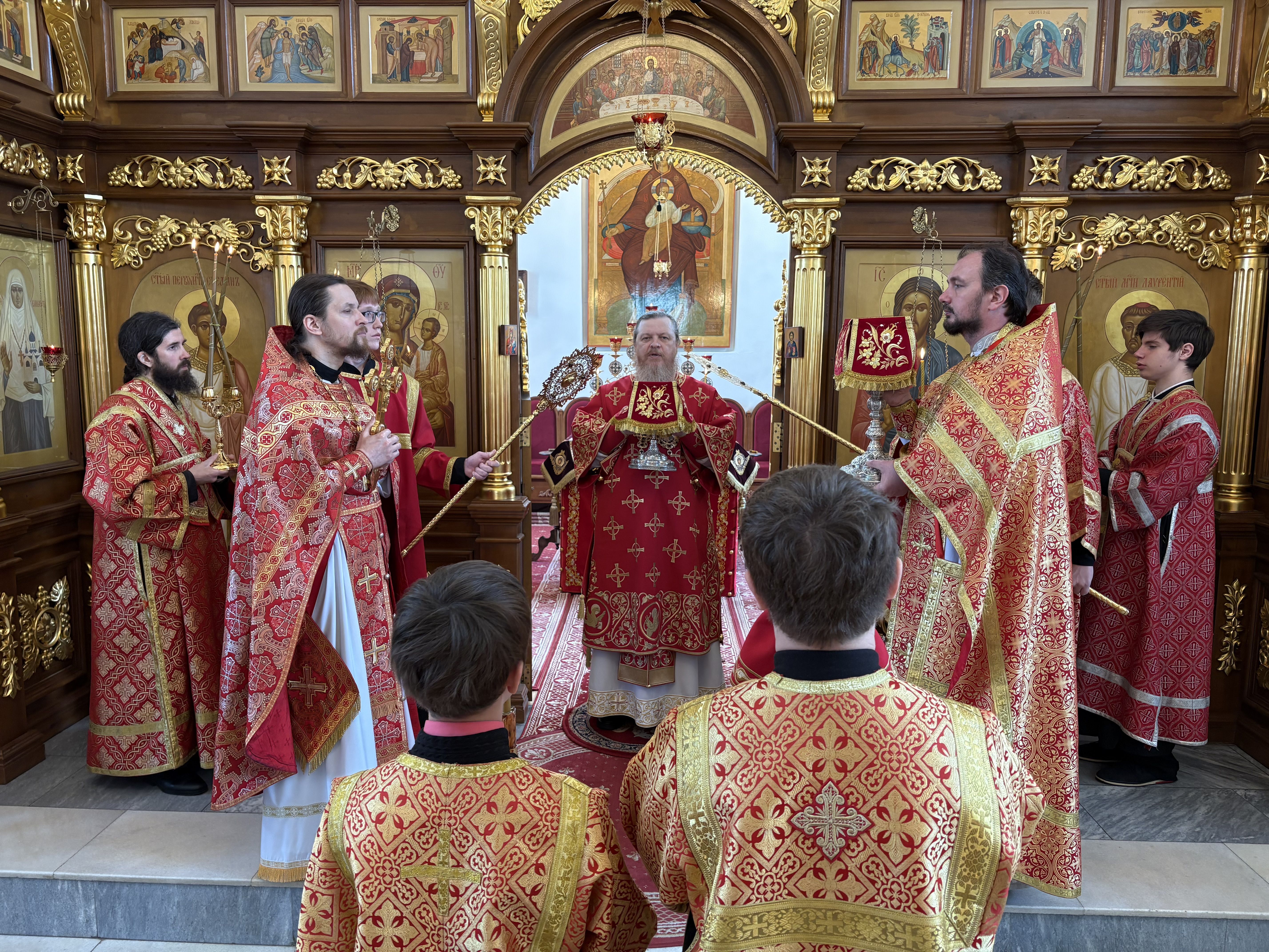 Епископ Алатырский и Батыревский Феодосий в Неделю о слепом совершил Божественную Литургию в Иверском кафедральном храме города Алатырь