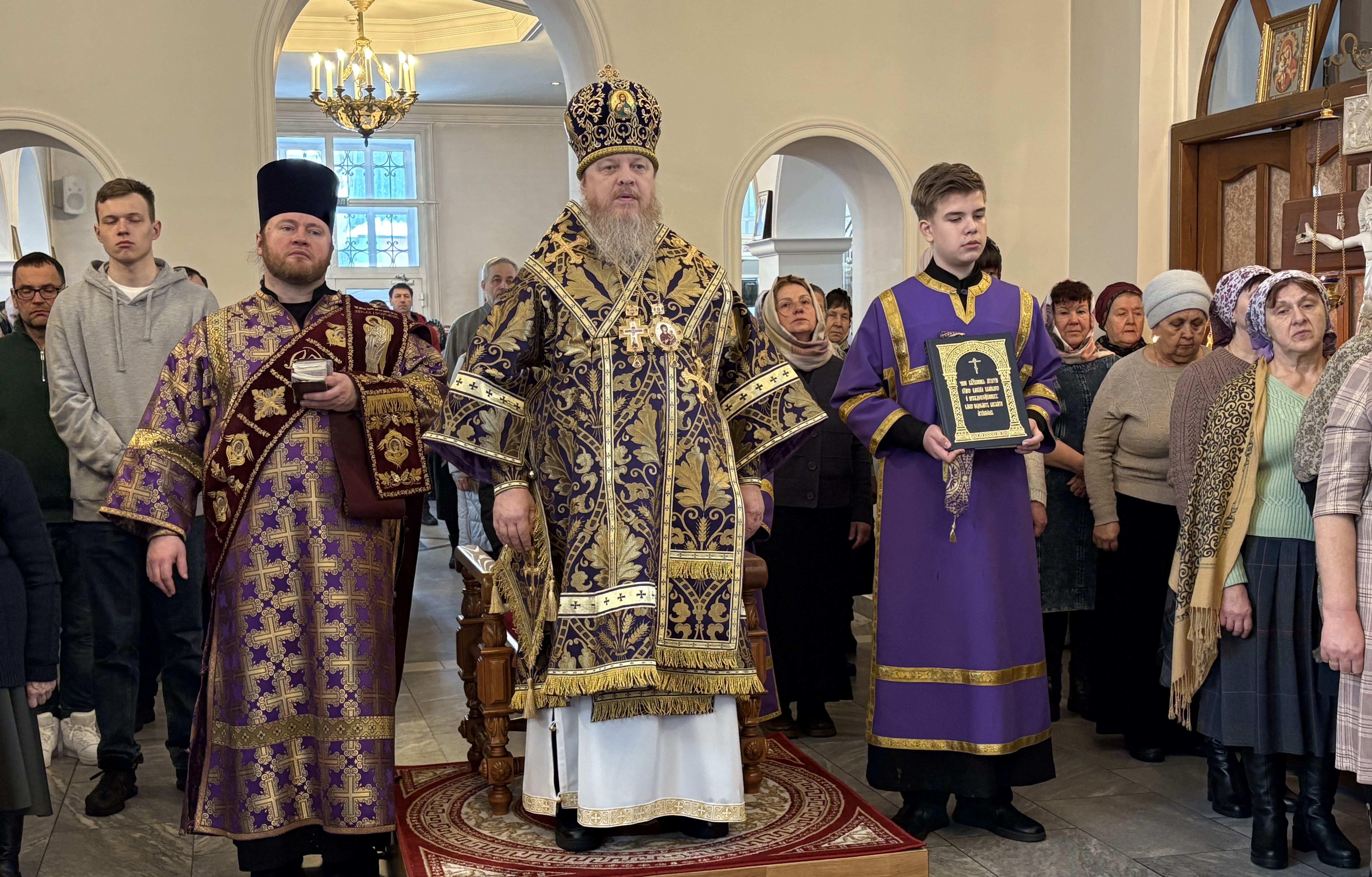 Епископ Алатырский и Порецкий Феодосий в Неделю Торжества Православия совершил Божественную Литургию в Иверском кафедральном храме города Алатырь