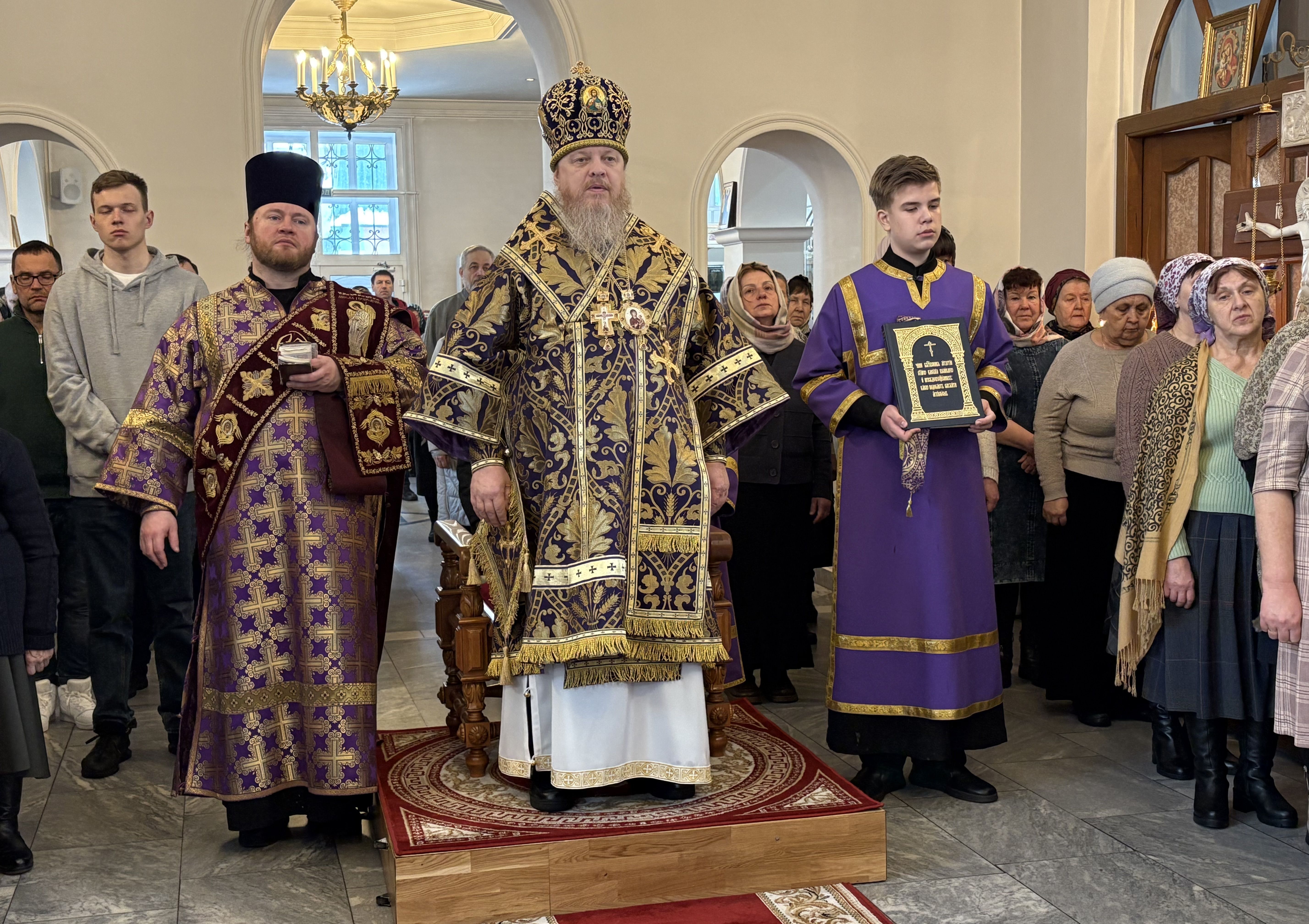 Епископ Алатырский и Порецкий Феодосий в Неделю Торжества Православия совершил Божественную Литургию в Иверском кафедральном храме города Алатырь