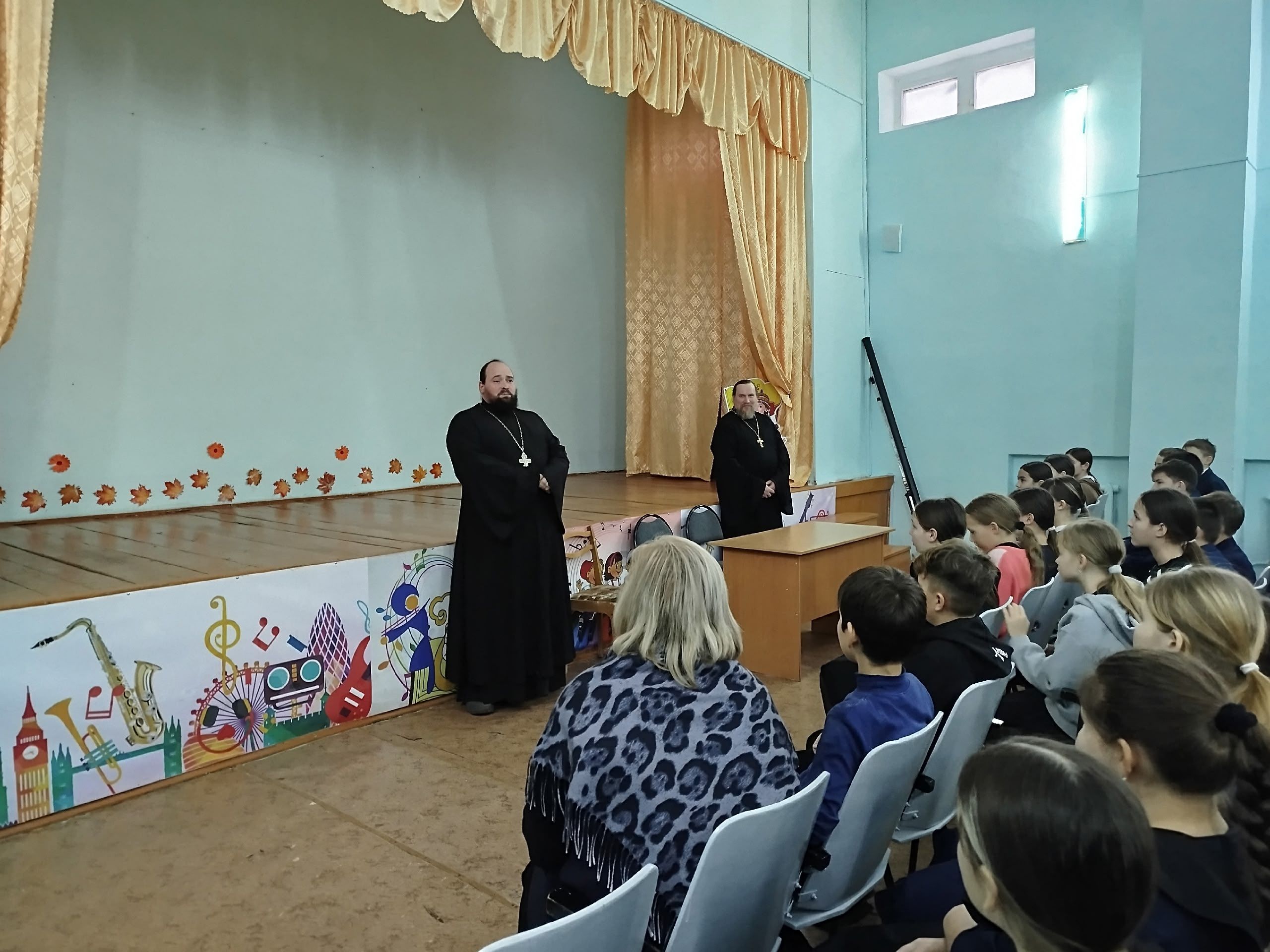 «Пути богопознания»: в гости к школьникам пришли священники