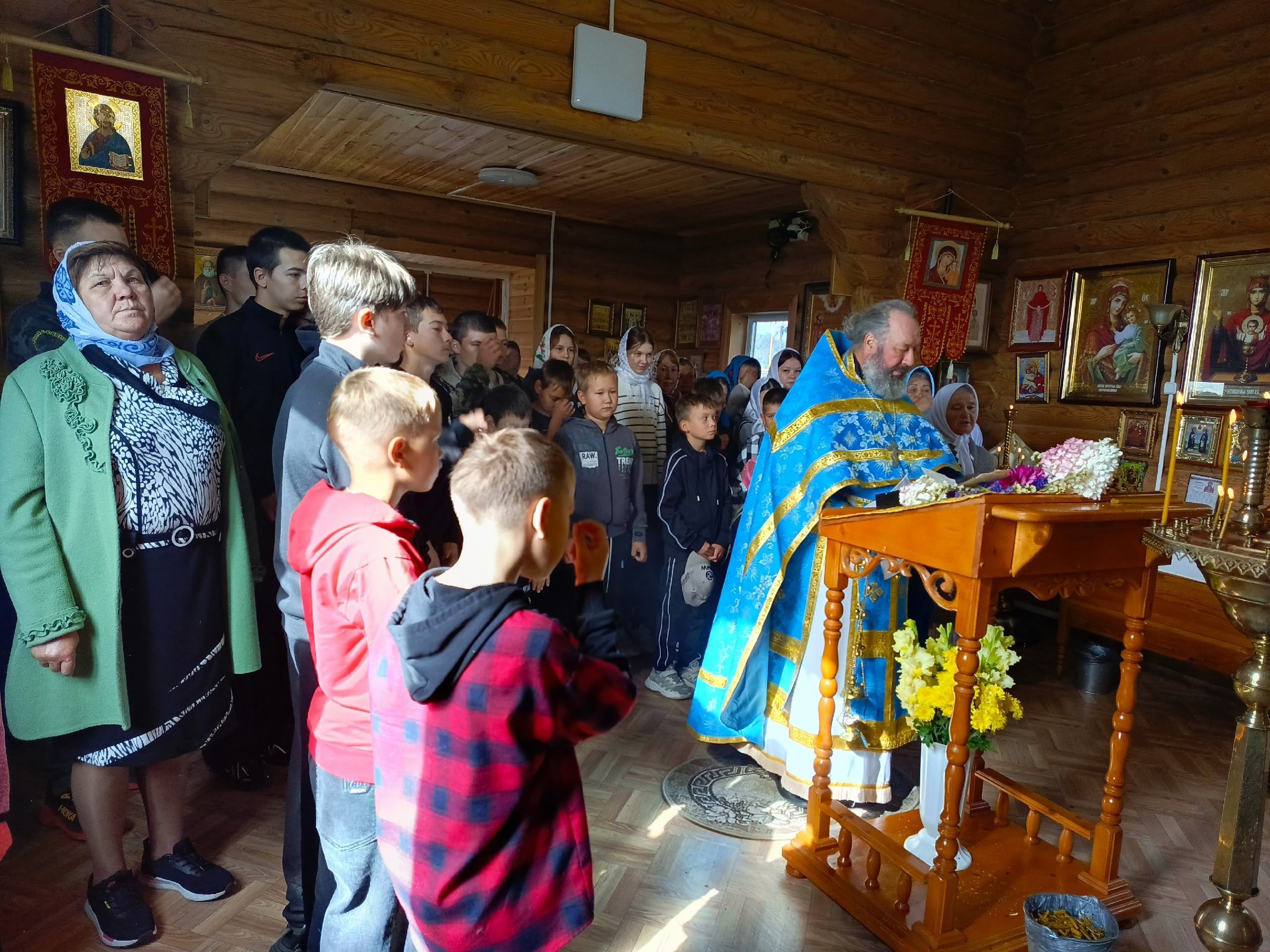 Школьники деревни Карабай-Шемурша пришли в храм для молитвы перед началом учебного года