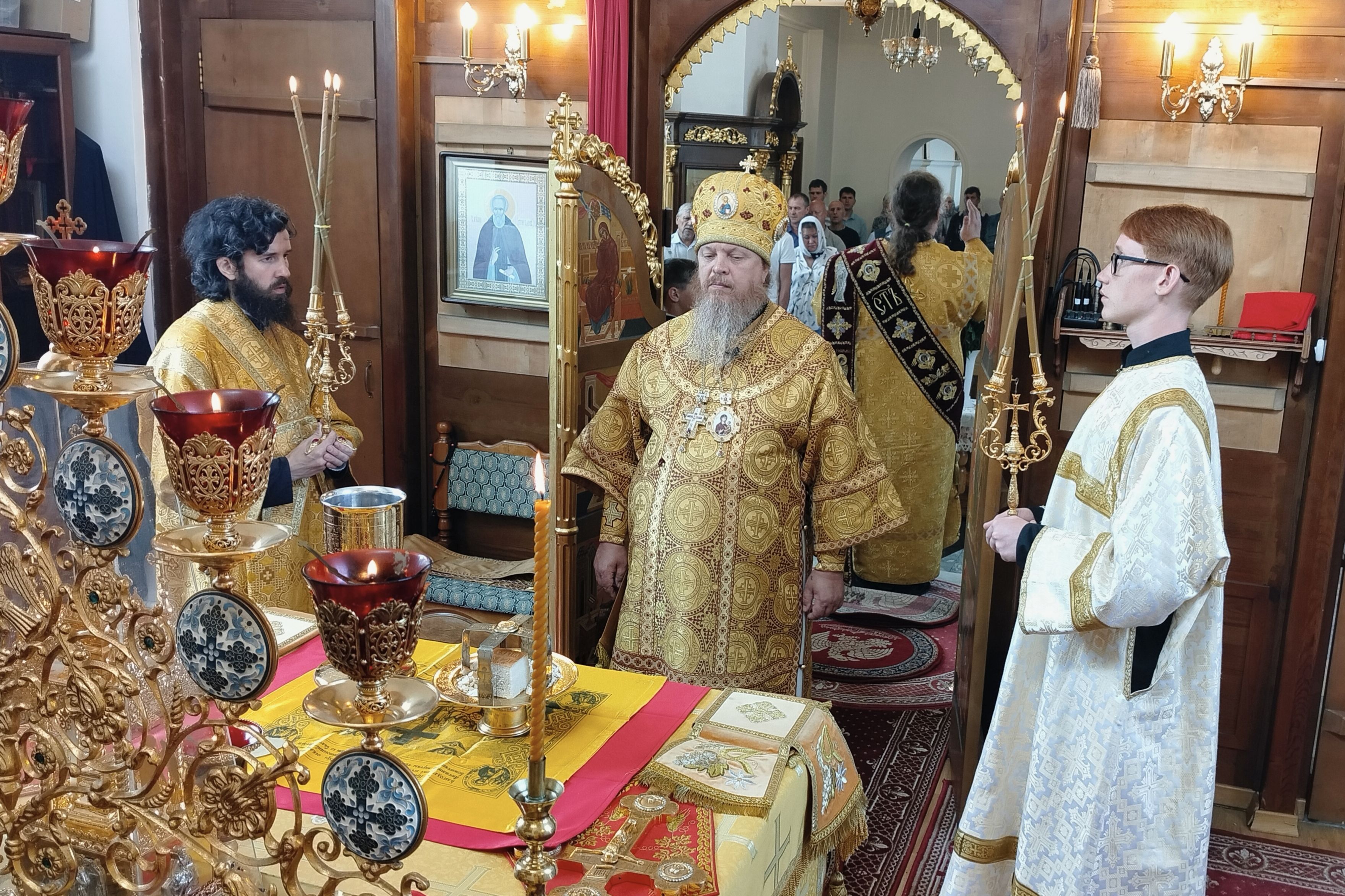 Управляющий Алатырской епархией в седьмую Неделю по Пятидесятнице совершил Божественную Литургию в в кафедральном храме в честь Иверской иконы Божией Матери города Алатырь