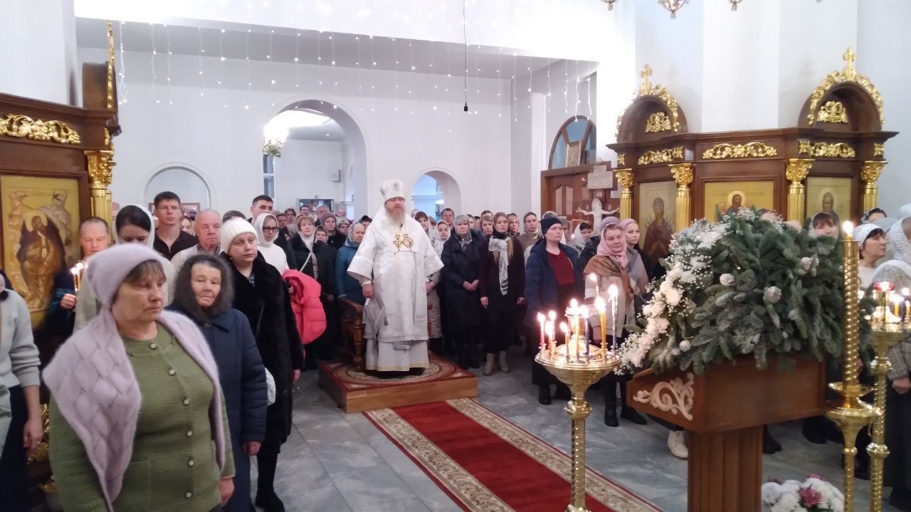 Епископ Алатырский и Порецкий Феодосий в праздник Рождества Христова совершил ночную Божественную Литургию в кафедральном храме в честь Иверской иконы Божией Матери города Алатырь