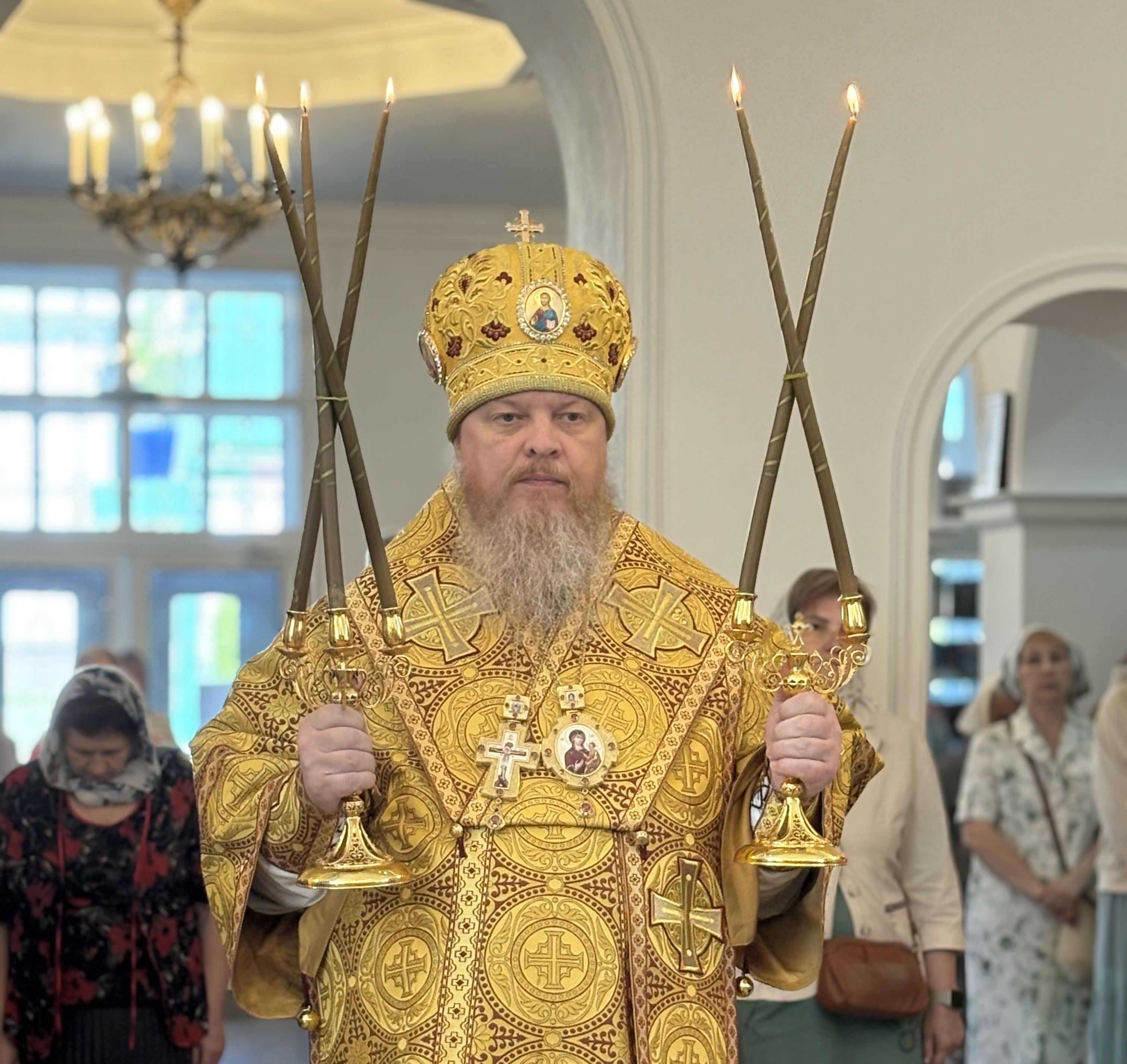 Епископ Алатырский и Батыревский Феодосий в Неделю всех святых совершил Божественную Литургию в Иверском кафедральном храме города Алатырь