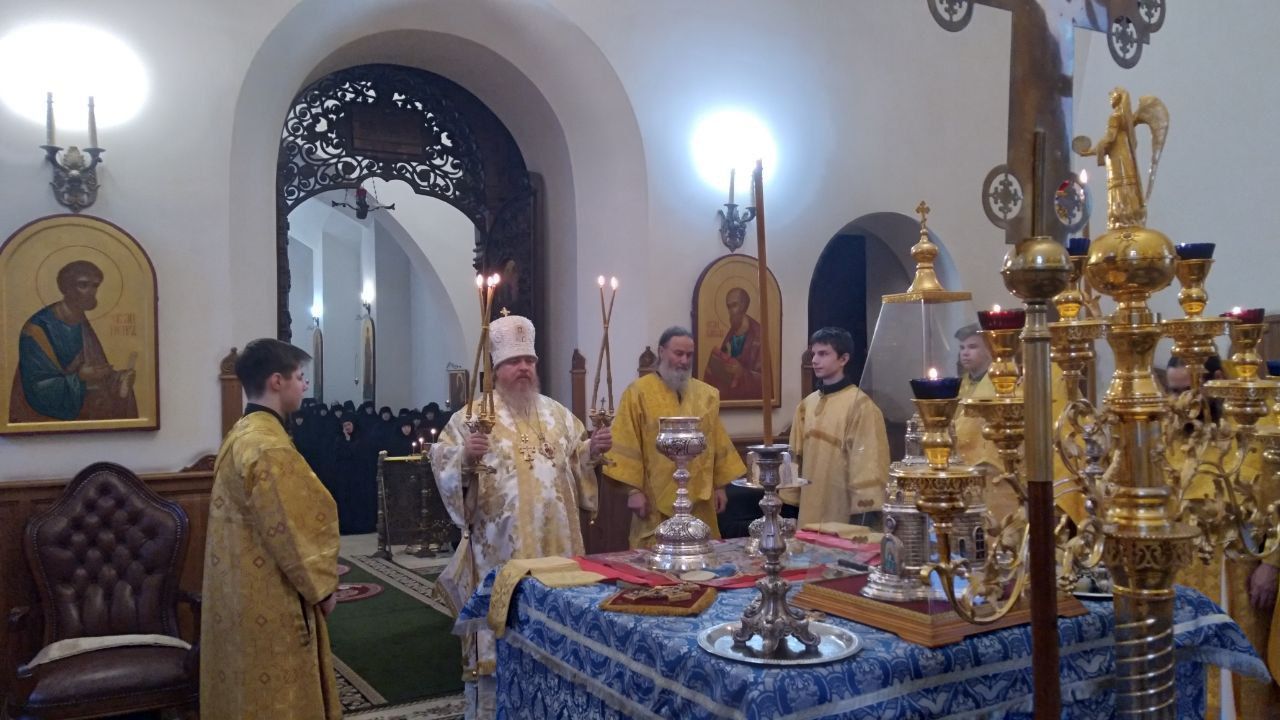 Епископ Алатырский и Порецкий Феодосий в Неделю 26-ю по Пятидесятнице совершил Божественную Литургию в кафедральном храме в Свято-Троицком мужском монастыре города Алатырь