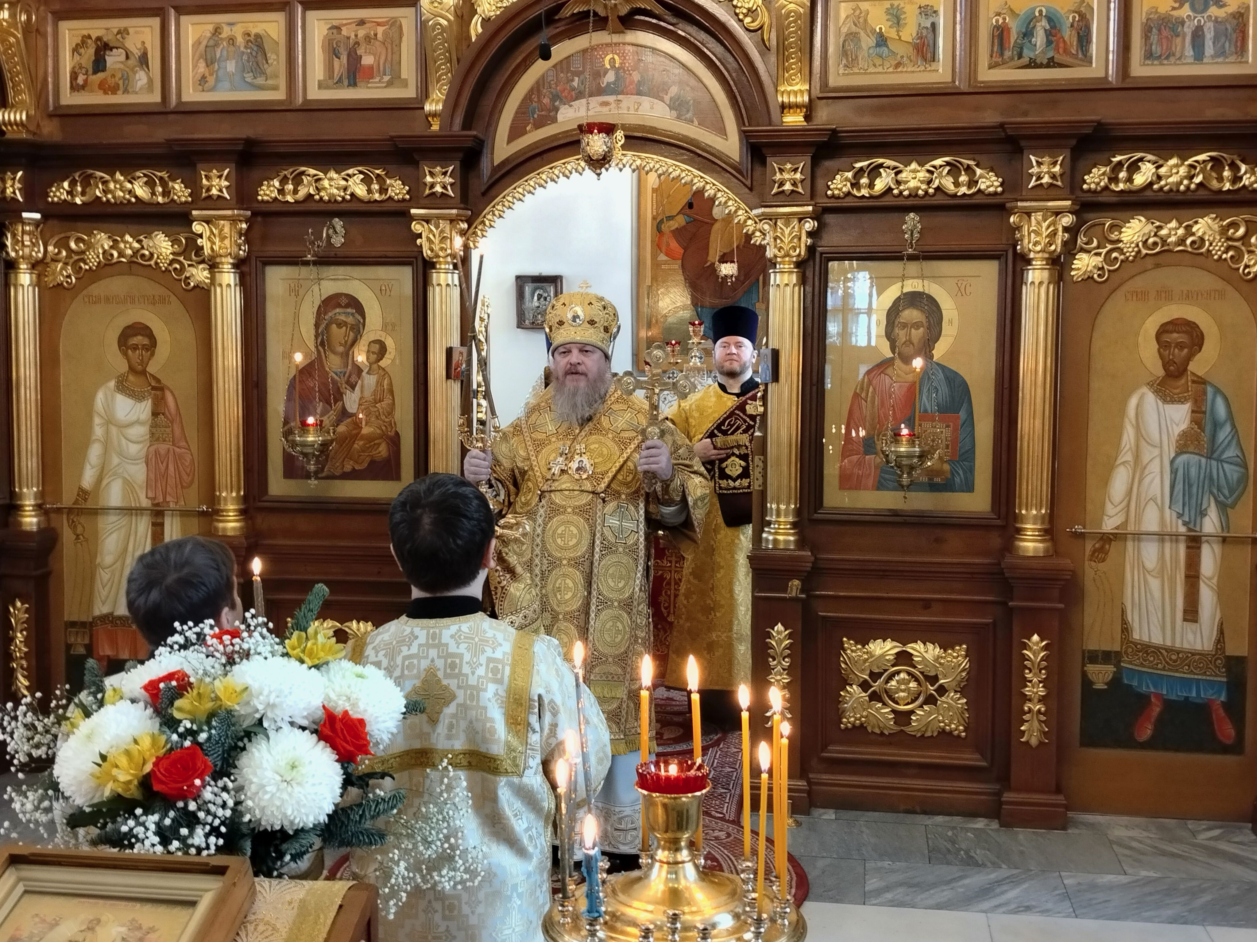 Управляющий Алатырской епархией в Неделю 28-ю по Пятидесятнице совершил Божественную Литургию в кафедральном храме в честь Иверской иконы Божией Матери города Алатырь