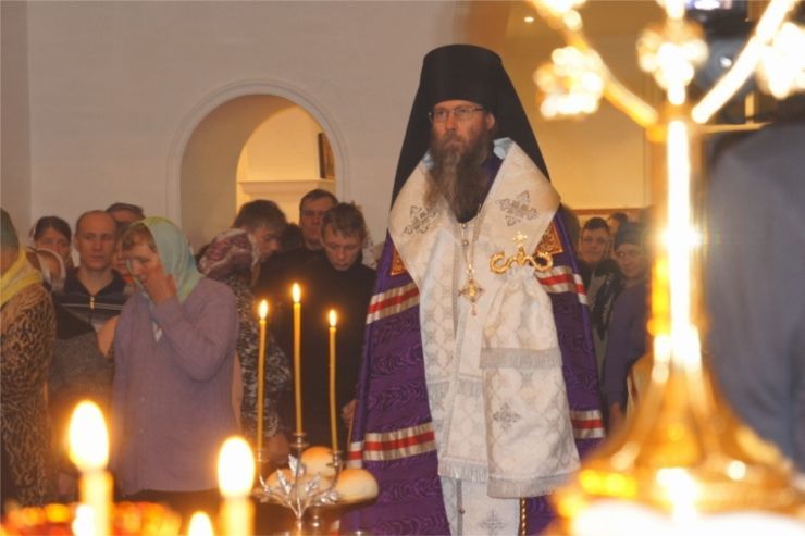 В праздник Рождества Христова Преосвященнейший Феодор совершил Божественную литургию Василия Великого в храме в честь иконы Божией Матери "Иверская"