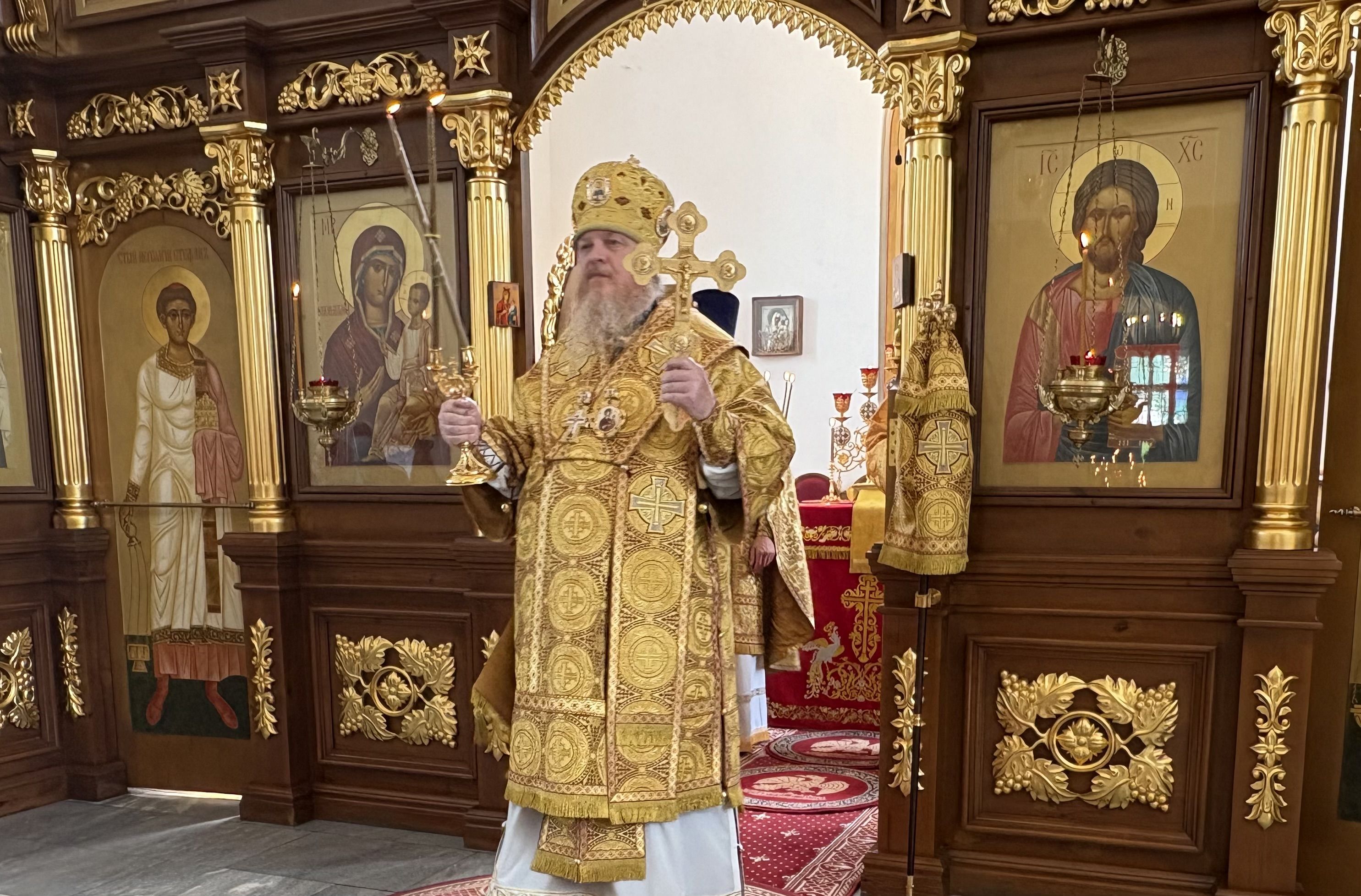 Епископ Алатырский и Батыревский Феодосий в Неделю 8-ю по Пятидесятнице совершил Божественную Литургию в Иверском кафедральном храме города Алатырь
