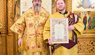 Епископ Алатырский и Порецкий Феодосий за Божественной литургией митрополиту Чебоксарскому и Чувашскому Савватию в Престольный праздник Киево-Николаевского Новодевичьего монастыря города Алатырь 