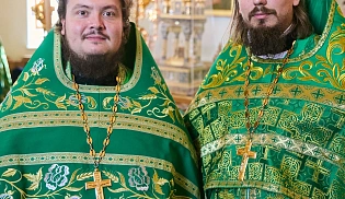 Управляющий Алтырской епархией в праздник Святой Троицы сослужил за Божественной Литургией митрополиту Чебоксарскому и  Чувашскому Савватию в Свято-Троицком мужском монастыре города Алатырь