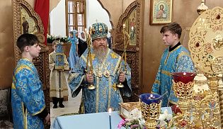 Епископ Алатырский и Порецкий Феодосий в праздник Казанской иконы Божией Матери возглавил Престольные торжества в Казанском храме города Алатыря