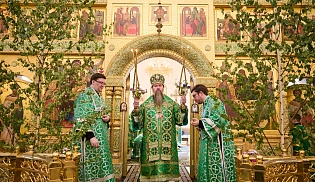 Управляющий Алтырской епархией в праздник Святой Троицы сослужил за Божественной Литургией митрополиту Чебоксарскому и  Чувашскому Савватию в Свято-Троицком мужском монастыре города Алатырь