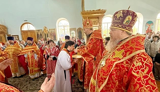 Епископ Алатырский и Порецкий Феодосий в Светлую субботу сослужил епископу Канашскому и Беловолжскому на Божественной Литургии в храме иконы Божией Матери "Всех скорбящих Радость" города Канаш
