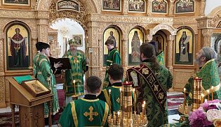 Епископ Алатырский и Порецкий Феодосий в День Святого Духа совершил Божественную Литургию в Киево-Николаевском Новодевичьем монастыре города Алатырь