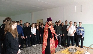 Священник совершил молебен для школьников перед началом экзаменов