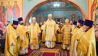 Епископ Алатырский и Порецкий Феодосий в в Неделю 19-ю по Пятидесятнице сослужил за Божественной литургией митрополиту Чебоксарскому и Чувашскому Савватию в храме в честь Казанской иконы Божией Матери города Козловка