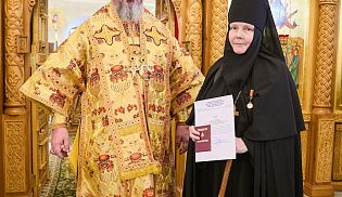 Епископ Алатырский и Порецкий Феодосий за Божественной литургией митрополиту Чебоксарскому и Чувашскому Савватию в Престольный праздник Киево-Николаевского Новодевичьего монастыря города Алатырь 