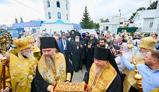 Управляющий Алатырской епархией сослужил митрополитам Нектарию и Савватию за молебном у десницы святителя Спиридона Тримифунтского в кафедральном соборе Чувашской митрополии