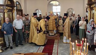 Епископ Алатырский и Порецкий Феодосий в четвертую Неделю по Пятидесятнице совершил Божественную Литургию в кафедральном храме в честь Иверской иконы Божией Матери города Алатырь
