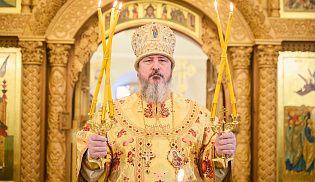 Епископ Алатырский и Порецкий Феодосий за Божественной литургией митрополиту Чебоксарскому и Чувашскому Савватию в Престольный праздник Киево-Николаевского Новодевичьего монастыря города Алатырь 