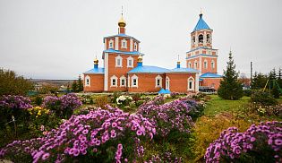 Епископ Алатырский и Порецкий Феодосий в в Неделю 19-ю по Пятидесятнице сослужил за Божественной литургией митрополиту Чебоксарскому и Чувашскому Савватию в храме в честь Казанской иконы Божией Матери города Козловка