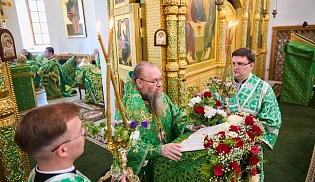 Управляющий Алтырской епархией в праздник Святой Троицы сослужил за Божественной Литургией митрополиту Чебоксарскому и  Чувашскому Савватию в Свято-Троицком мужском монастыре города Алатырь