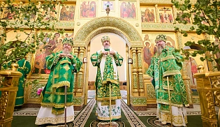 Управляющий Алтырской епархией в праздник Святой Троицы сослужил за Божественной Литургией митрополиту Чебоксарскому и  Чувашскому Савватию в Свято-Троицком мужском монастыре города Алатырь
