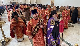 Управляющий Алатырской епархией в день тезоименитства совершил праздничную Божественную Литургию в Свято-Троицком мужском монастыре города Алатырь 