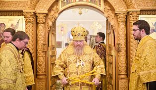 Епископ Алатырский и Порецкий Феодосий за Божественной литургией митрополиту Чебоксарскому и Чувашскому Савватию в Престольный праздник Киево-Николаевского Новодевичьего монастыря города Алатырь 