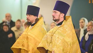 Епископ Алатырский и Порецкий Феодосий за Божественной литургией митрополиту Чебоксарскому и Чувашскому Савватию в Престольный праздник Киево-Николаевского Новодевичьего монастыря города Алатырь 