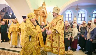 Епископ Алатырский и Порецкий Феодосий за Божественной литургией митрополиту Чебоксарскому и Чувашскому Савватию в Престольный праздник Киево-Николаевского Новодевичьего монастыря города Алатырь 