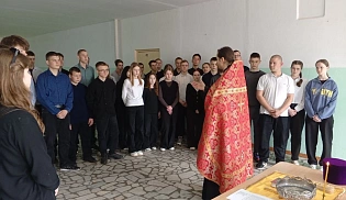 Священник совершил молебен для школьников перед началом экзаменов