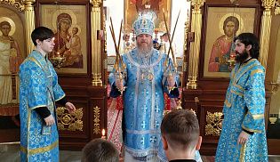 Епископ Алатырский и Порецкий Феодосий в 12-ю Неделю по Пятидесятнице совершил Божественную Литургию в кафедральном храме в честь Иверской иконы Божией Матери города Алатырь