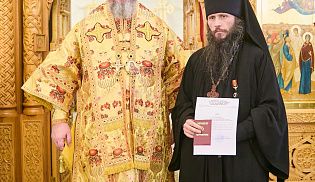 Епископ Алатырский и Порецкий Феодосий за Божественной литургией митрополиту Чебоксарскому и Чувашскому Савватию в Престольный праздник Киево-Николаевского Новодевичьего монастыря города Алатырь 