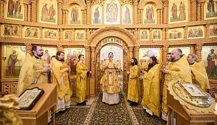 Епископ Алатырский и Порецкий Феодосий за Божественной литургией митрополиту Чебоксарскому и Чувашскому Савватию в Престольный праздник Киево-Николаевского Новодевичьего монастыря города Алатырь 