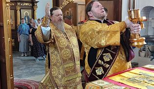 Управляющий Алатырской епархией в шестую Неделю по Пятидесятнице совершил Божественную Литургию в в кафедральном храме в честь Иверской иконы Божией Матери города Алатырь