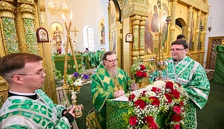 Управляющий Алтырской епархией в праздник Святой Троицы сослужил за Божественной Литургией митрополиту Чебоксарскому и  Чувашскому Савватию в Свято-Троицком мужском монастыре города Алатырь