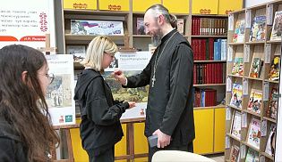 В Ибресинской библиотеке прошла беседа священника со старшеклассниками о жизненных ценностях