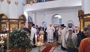 Епископ Алатырский и Порецкий Феодосий в праздник Рождества Христова совершил ночную Божественную Литургию в кафедральном храме в честь Иверской иконы Божией Матери города Алатырь
