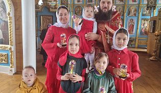 В храме Сретения Господня поздравили женщин с Днём жён-мироносиц