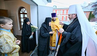 Епископ Алатырский и Порецкий Феодосий за Божественной литургией митрополиту Чебоксарскому и Чувашскому Савватию в Престольный праздник Киево-Николаевского Новодевичьего монастыря города Алатырь 