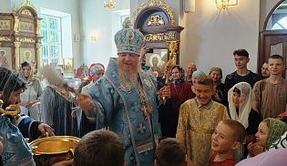 Епископ Алатырский и Порецкий Феодосий в 12-ю Неделю по Пятидесятнице совершил Божественную Литургию в кафедральном храме в честь Иверской иконы Божией Матери города Алатырь
