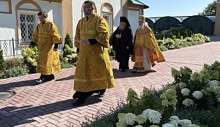Епископ Алатырский и Батыревский Феодосий в Неделю 7-ю по Пятидесятнице совершил Божественную Литургию в Свято-Троицком мужском монастыре города Чебоксары.