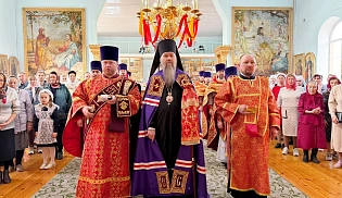 Епископ Алатырский и Порецкий Феодосий в Светлую субботу сослужил епископу Канашскому и Беловолжскому на Божественной Литургии в храме иконы Божией Матери "Всех скорбящих Радость" города Канаш